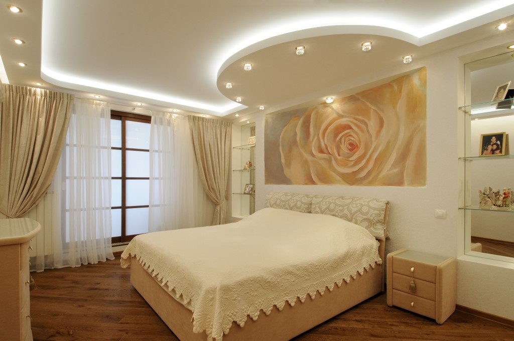 дизайн потолка в спальне 