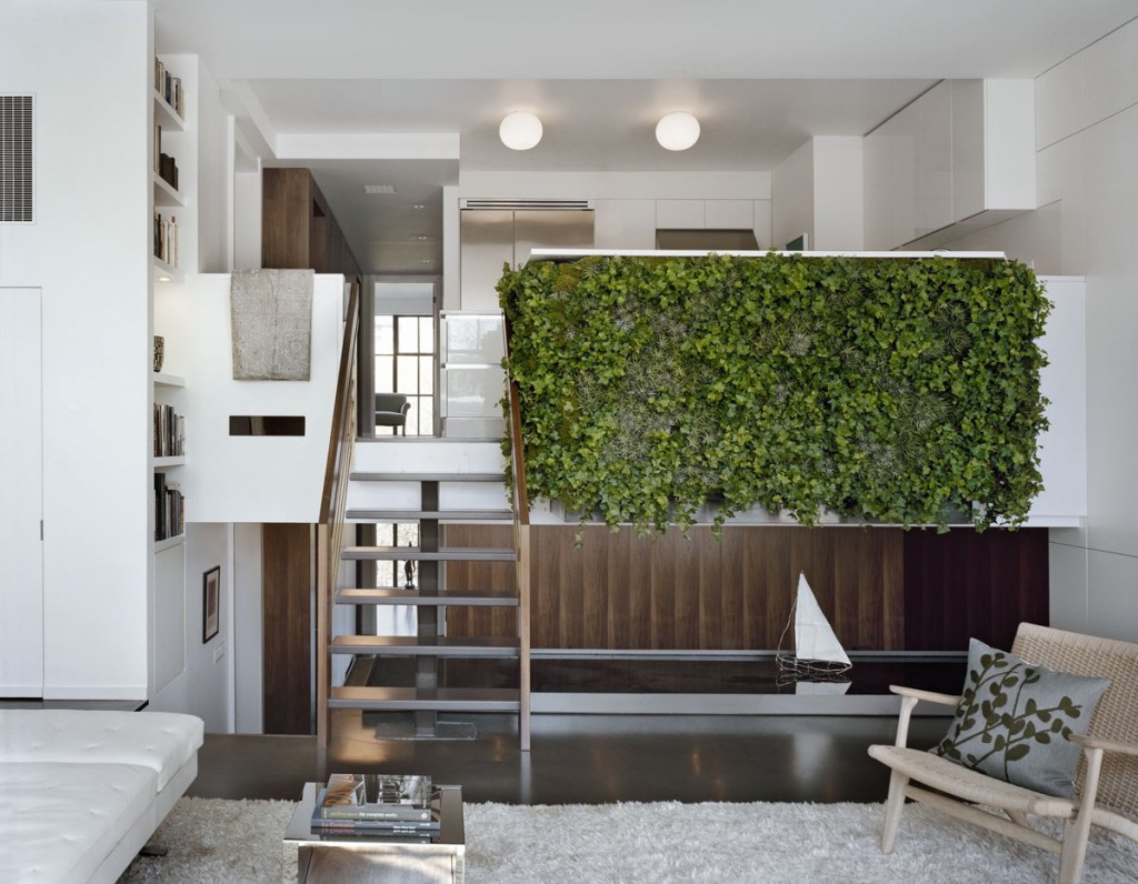 Интерьер квартиры с живыми растениями