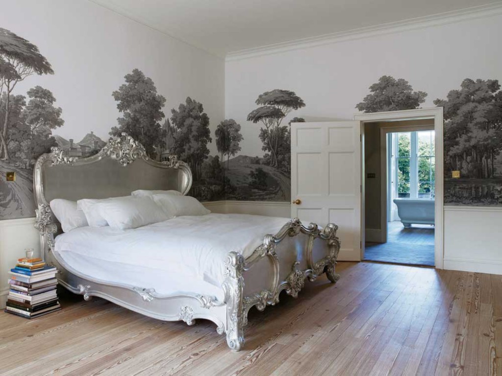 Фрески в современном интерьере классической спальни