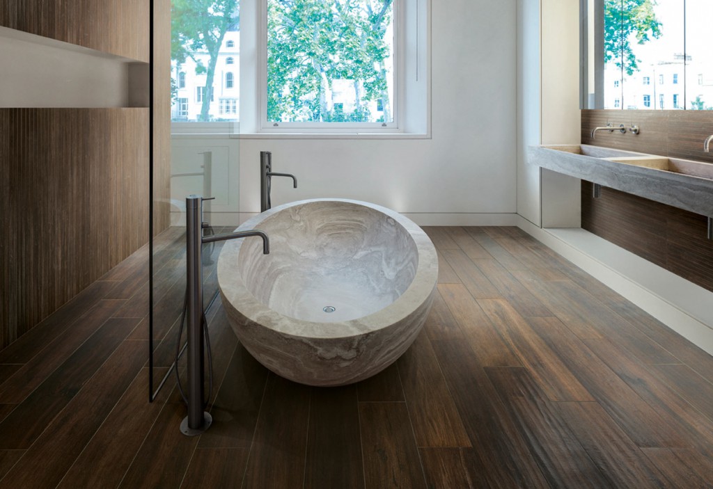 Интерьер ванной комнаты: камень и дерево в оформлении.
