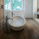 Интерьер ванной комнаты: камень и дерево в оформлении.