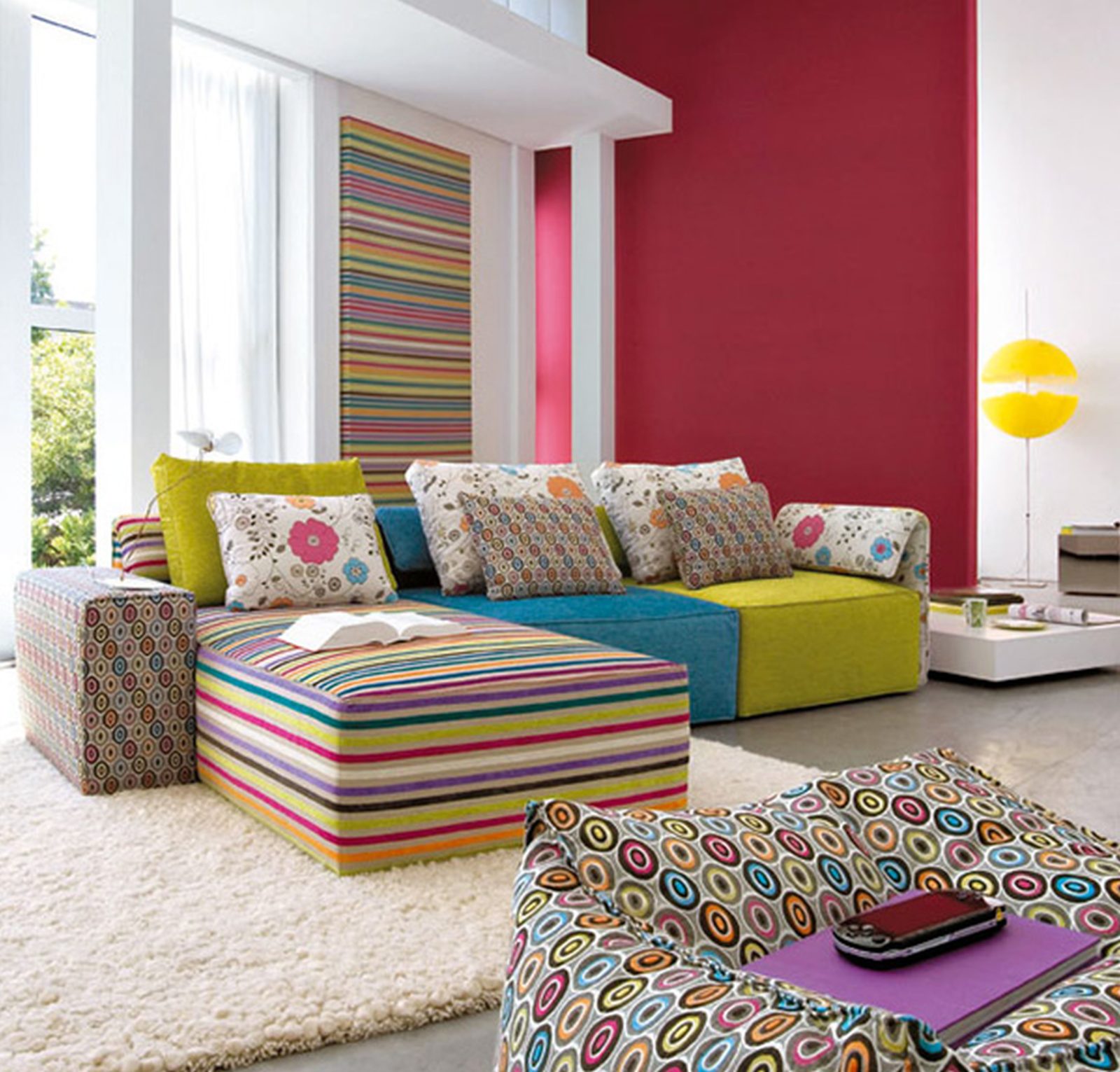 Яркий стиль интерьера. Интерьер в ярких тонах. Разноцветный диван в интерьере. Яркие цвета в интерьере. Яркая гостиная.