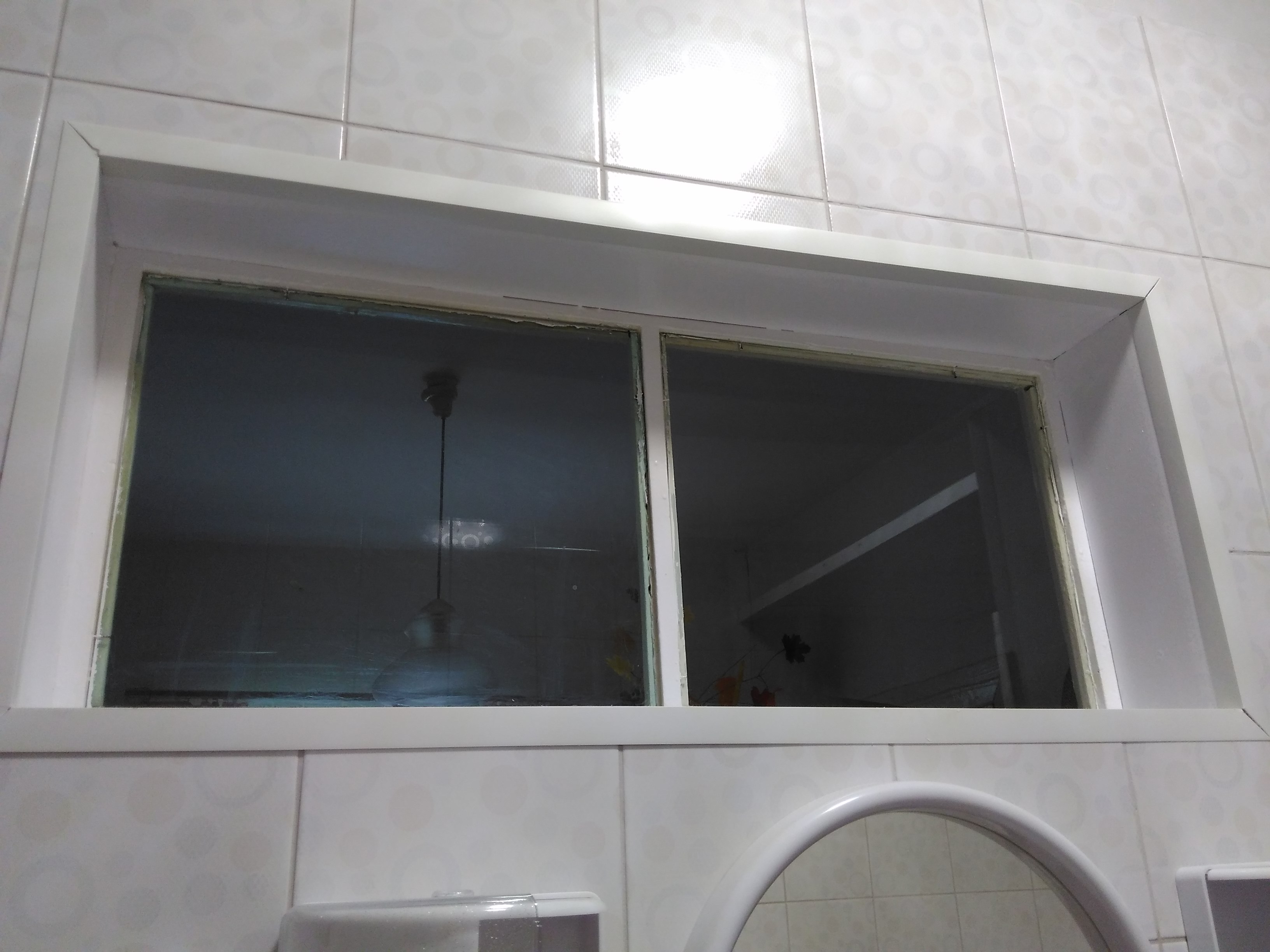  в старых домах делали окно между ванной и кухней?