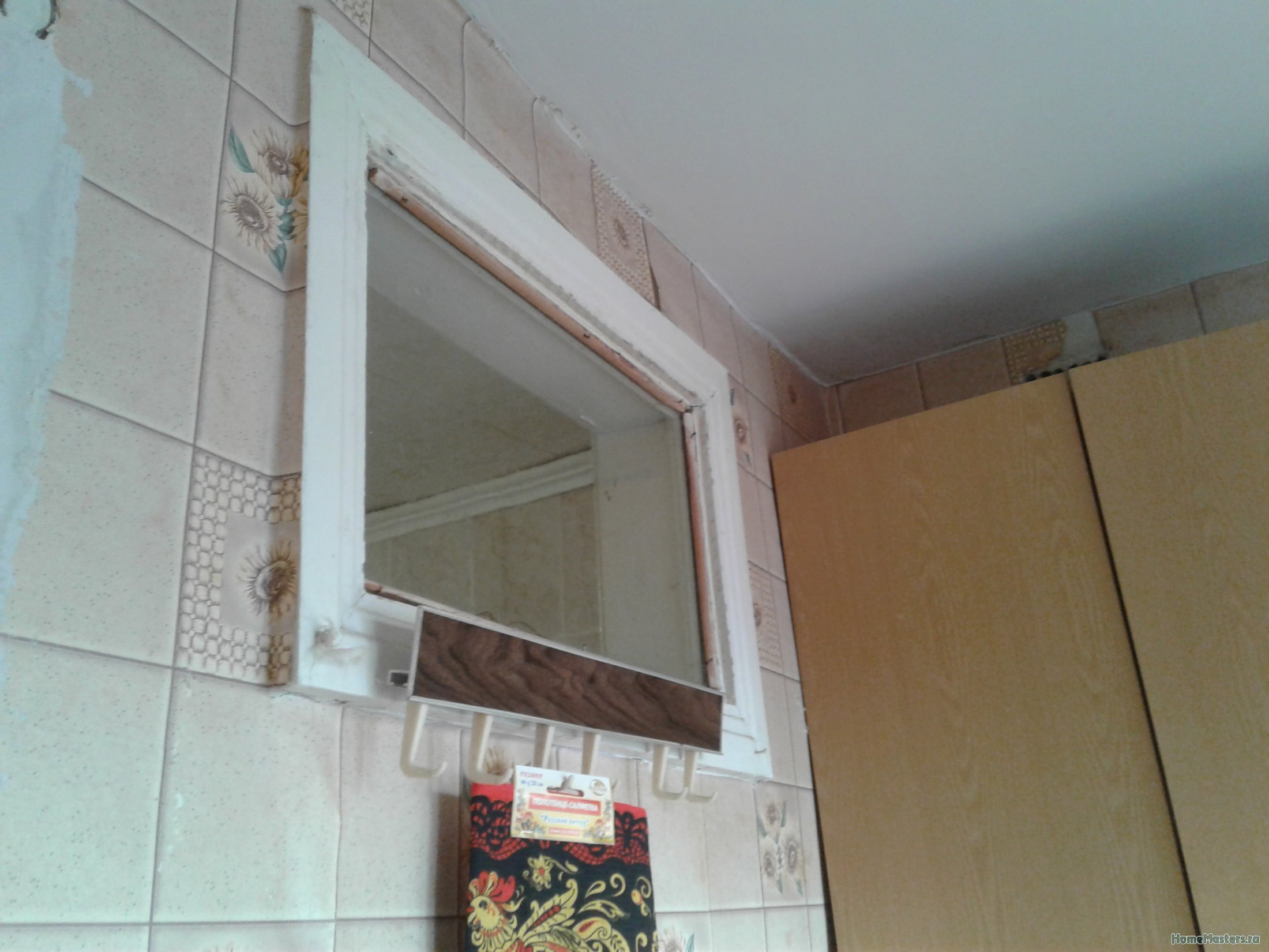 Зачем между ванной и кухней делали окно. Окно между ванной и кухней. Окно в ванной в хрущевке. Пластиковое окно между ванной и кухней. Окошко между ванной и кухней.