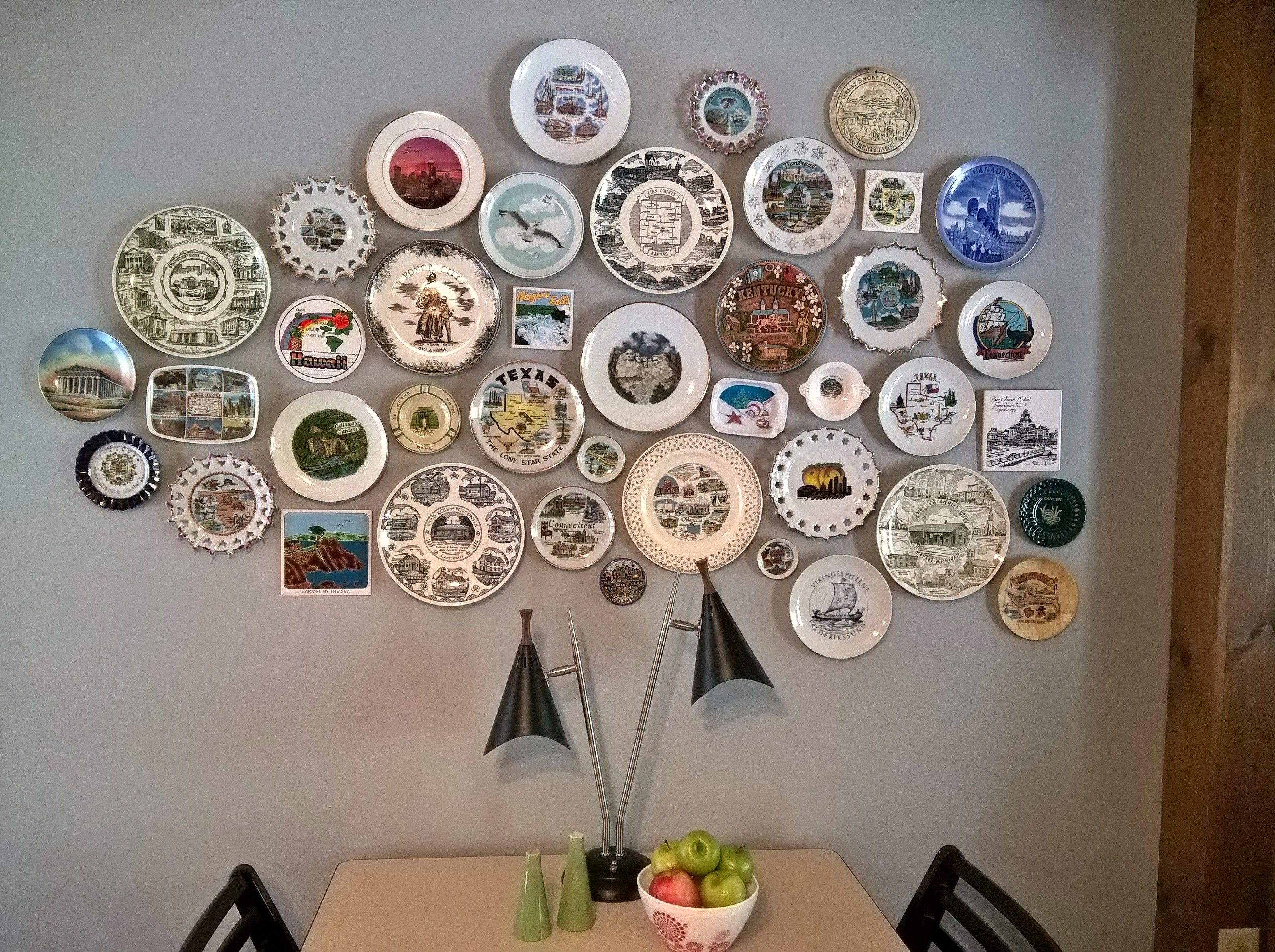Сувениры на стену. Тарелки на стене. Сувенирные тарелки в интерьере. Тарелочки на стену. Декоративные тарелки на стену.