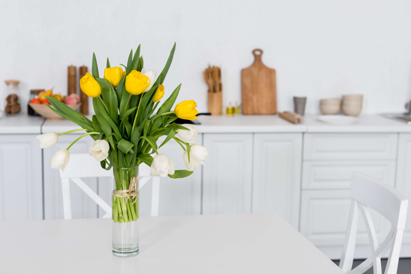 Какие цветы поставить в вазу на кухне?