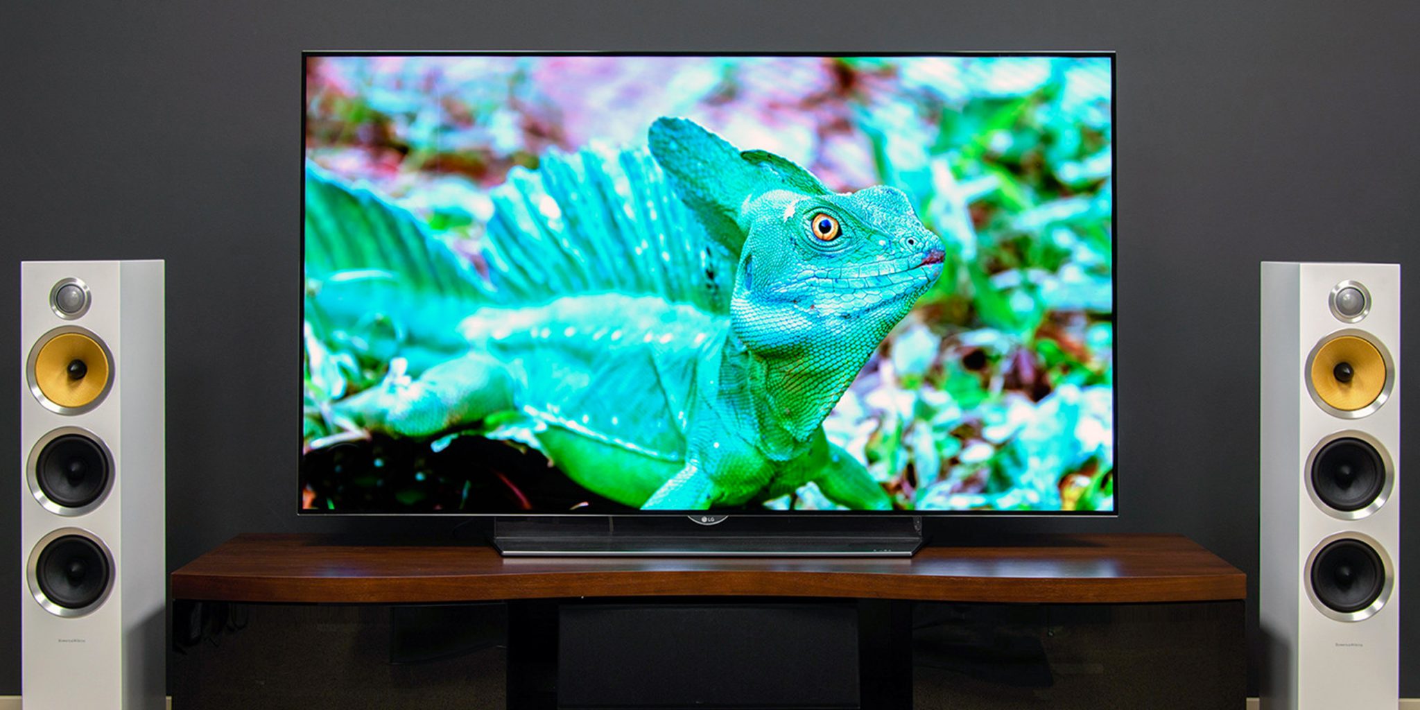Какие телевизоры надежнее и качественнее. OLED технология. OLED освещение. OLED или QLED телевизоры. ЖК led.
