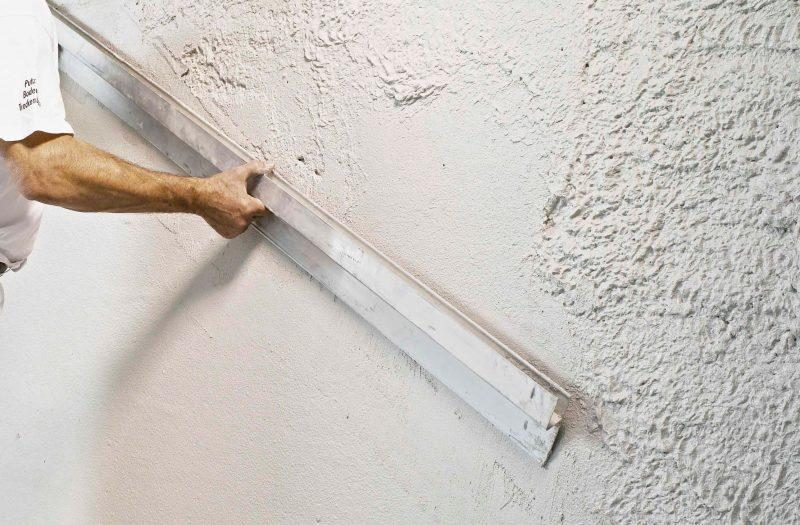 Как выровнять стену с помощью шпаклевки