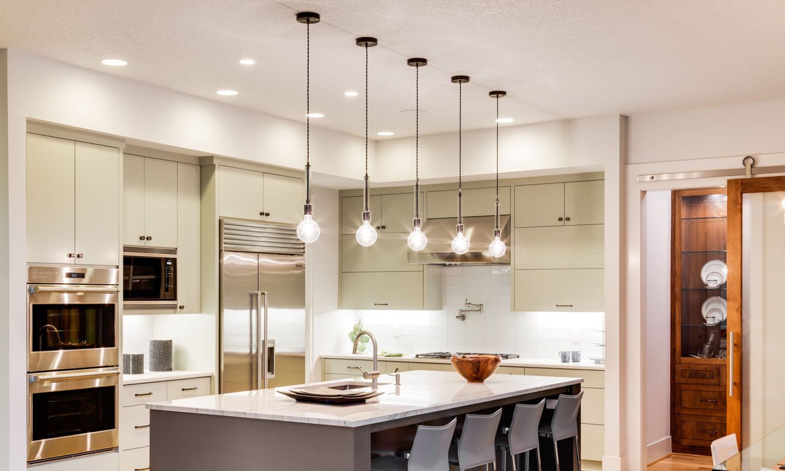 Расположение потолочных светильников на кухне