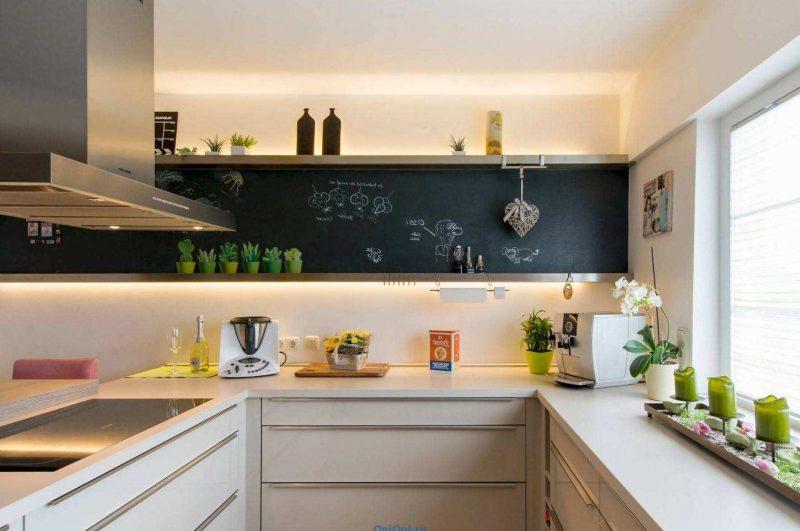 П-форма кухни без верхних шкафов 