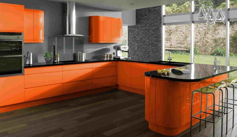 Оранжевая кухня с серым